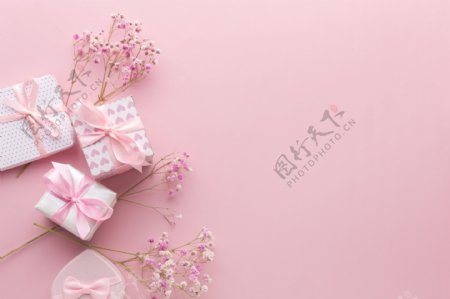 粉色背景下的礼物盒子