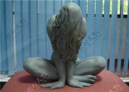 少女雕塑