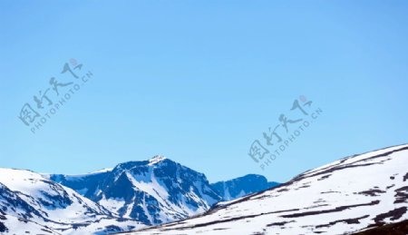 蓝天下的山顶积雪美景