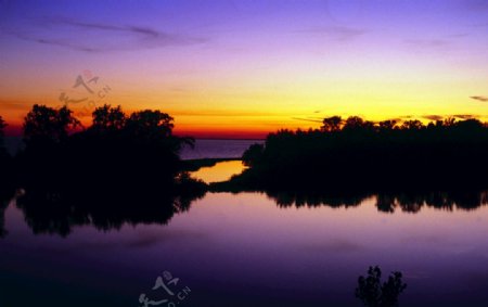 黄昏下的湖泊美景高清