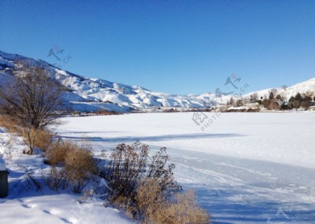 蓝天下的山间雪后美景