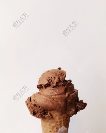 棕色冰淇淋甜筒