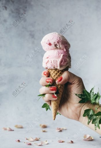 手中的冰淇淋