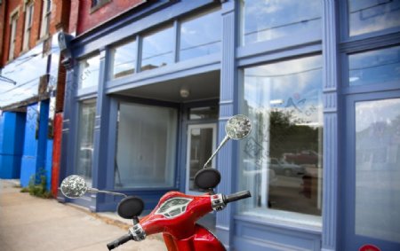 蓝色的房子摩托车红色裤子店门面