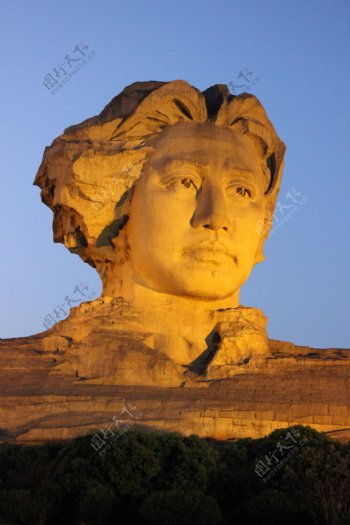 夜景毛泽东雕像