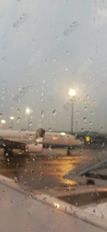 雨天的机场