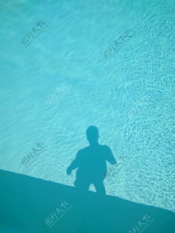 蓝色泳池人影
