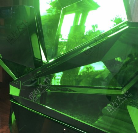 绿色玻璃折射