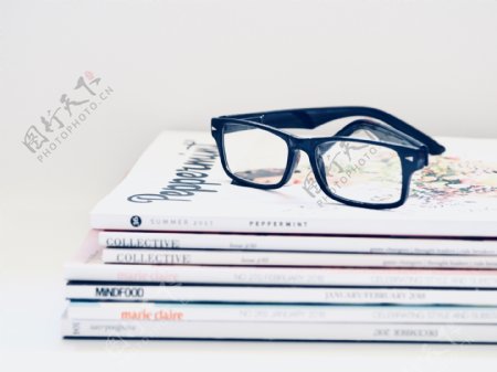 图书与眼镜