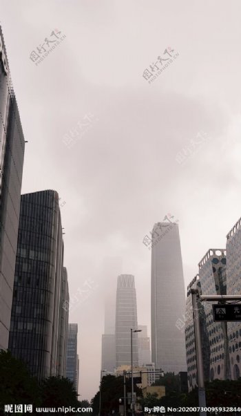 雾中摩天楼