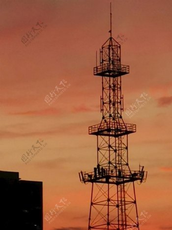 夕阳下的电力塔图片