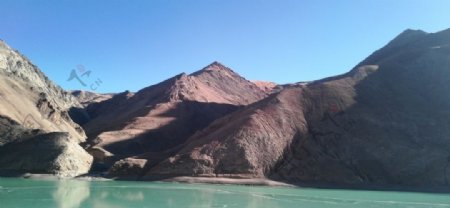 蓝天高山湖泊风景图片