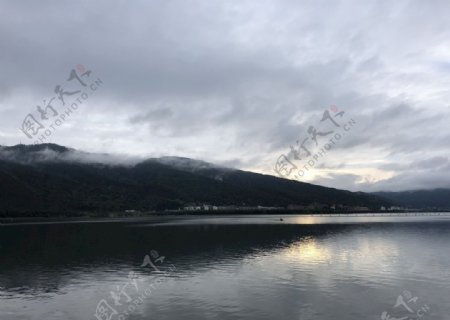 云南滇池旅游雨后夕阳图片