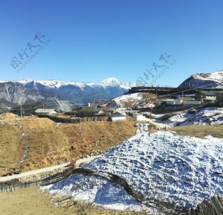 雪山山村风景图片