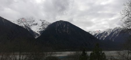 雪山河谷风景图片