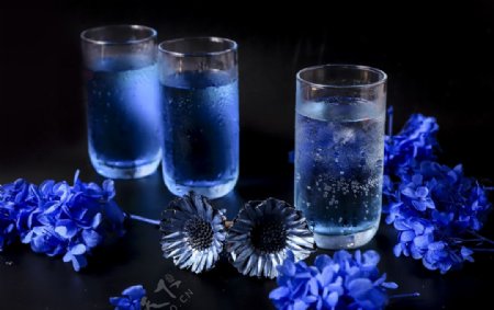 蓝色鸡尾酒饮品背景海报素材图片
