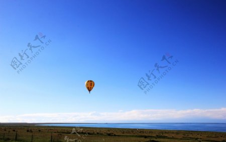 青海湖上的热气球图片