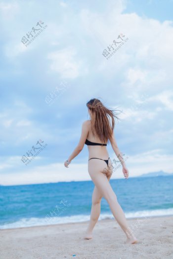 沙滩上游玩的美女图片