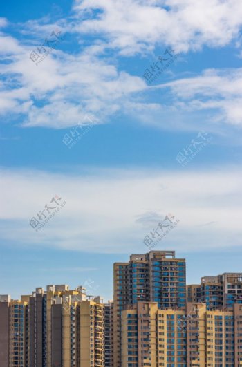 高楼大厦蓝天白云图片