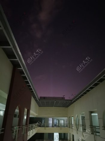 学校的夜景图片