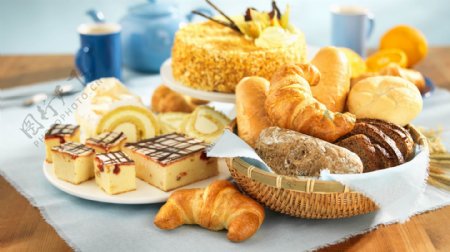 早餐面包和蛋糕图片