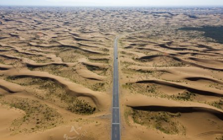 沙漠里的公路图片