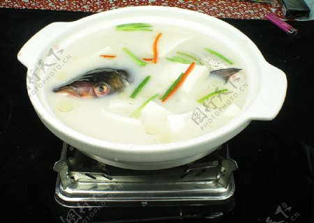 鱼头炖豆腐汤图片