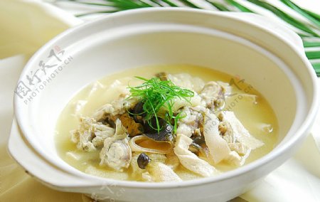 煲仔浓汤鲅鱼图片