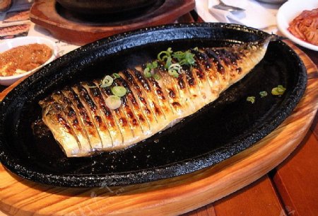 日韩料理石锅煎鲅鱼图片
