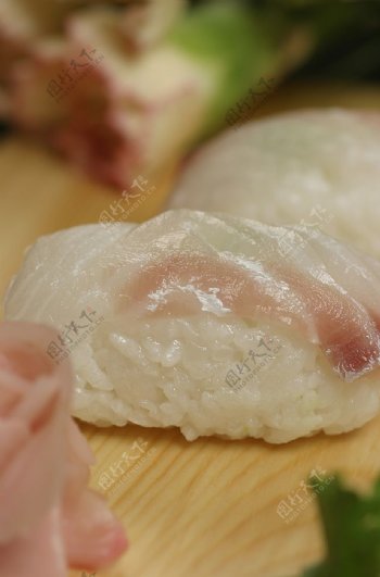 加吉鱼寿司图片