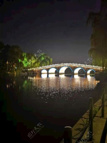大明湖拱桥夜景图片