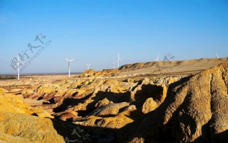 北疆额尔齐斯河岸五彩滩风力发电图片